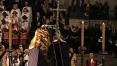 Long lineup in London as queen lies in state